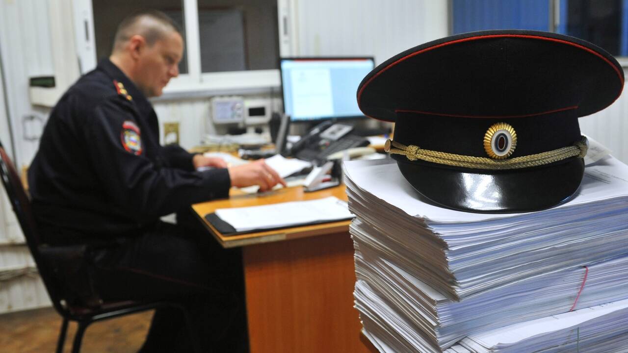 Желто-синий маникюр навлек на россиянку проверку полиции и доклад в ФСБ
