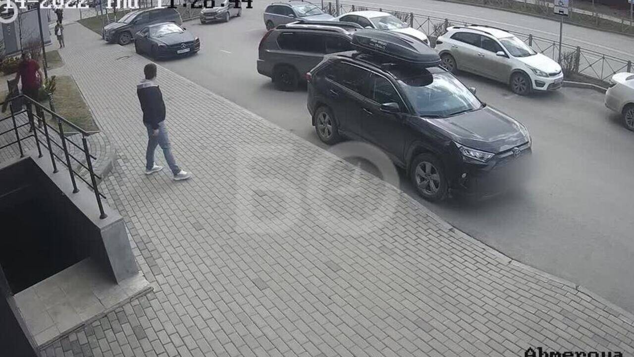 Разъяренный человек с мачете вышел из мясной лавки и изрубил авто россиянина
