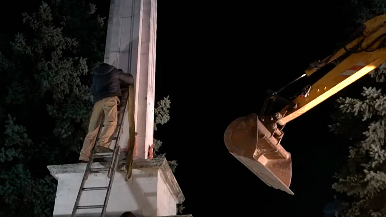 На Украине демонтировали обелиск в честь солдат Великой Отечественной войны