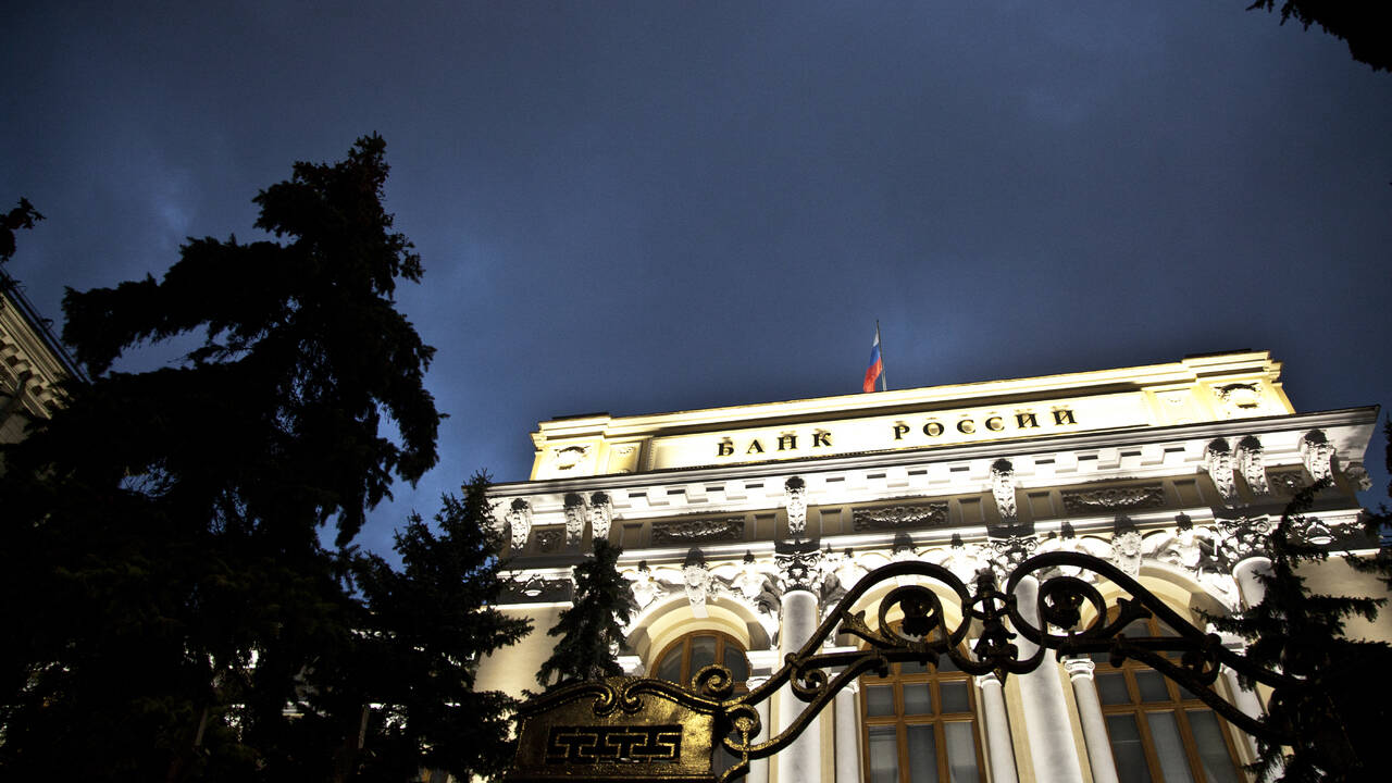Центробанк представил прогноз по курсу рубля и росту цен