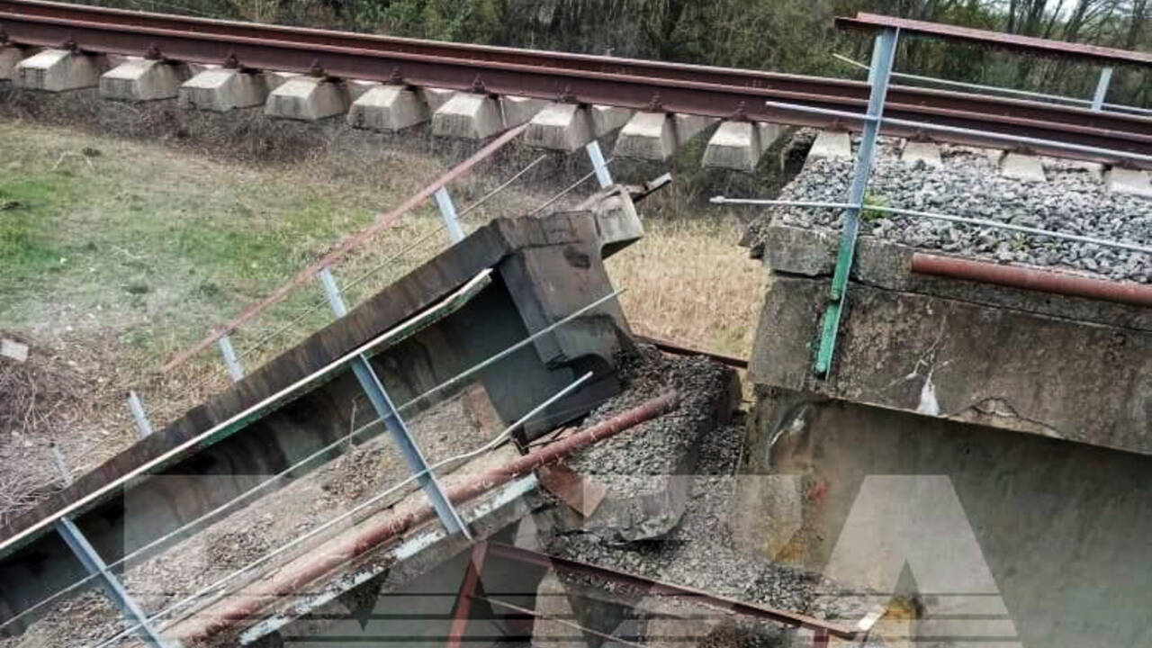 Опубликованы фотографии разрушенного в Курской области моста