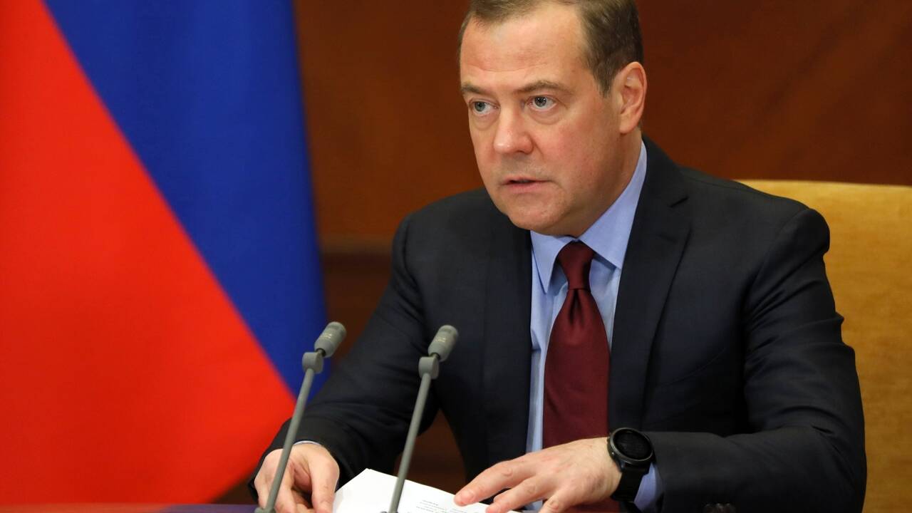 Медведев отреагировал на внесение премьера Венгрии в список «врагов Украины»