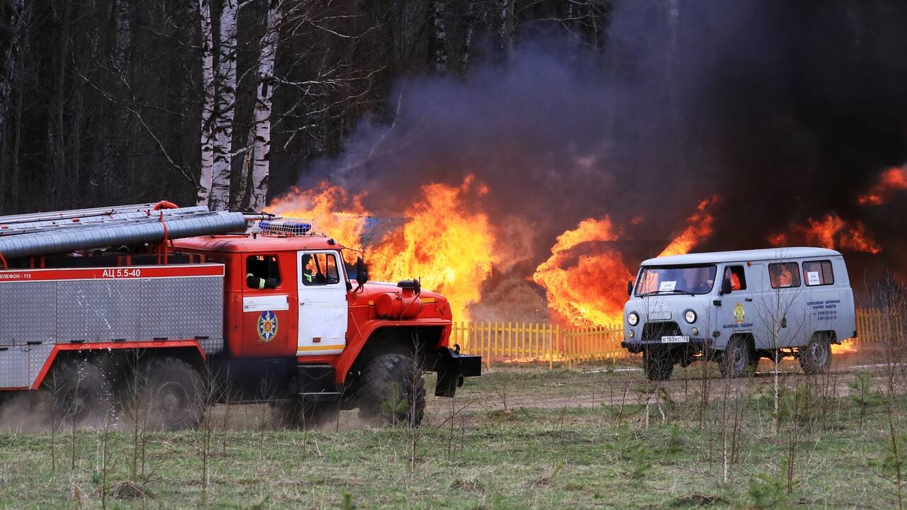 Спасатели почти неделю тушили пожар возле российского поселка