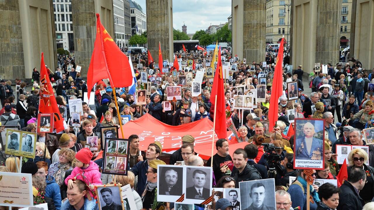 На «Бессмертном полку» в Берлине запретили российские и украинские флаги