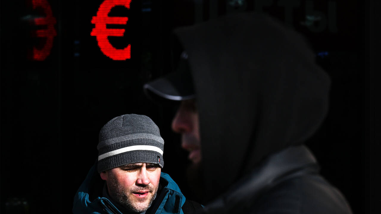 Курс евро упал до 67 рублей