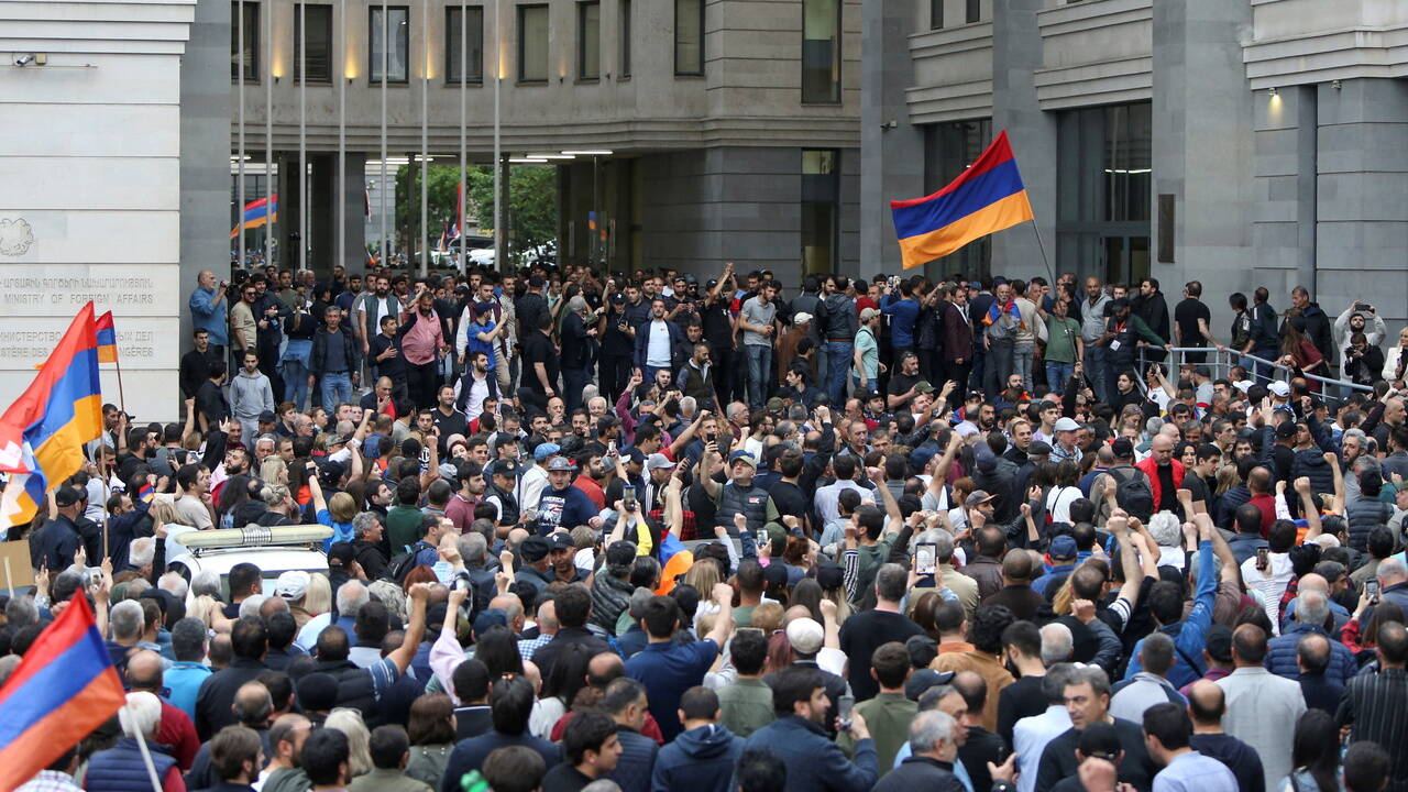 В Ереване протестующие заблокировали здание министерств