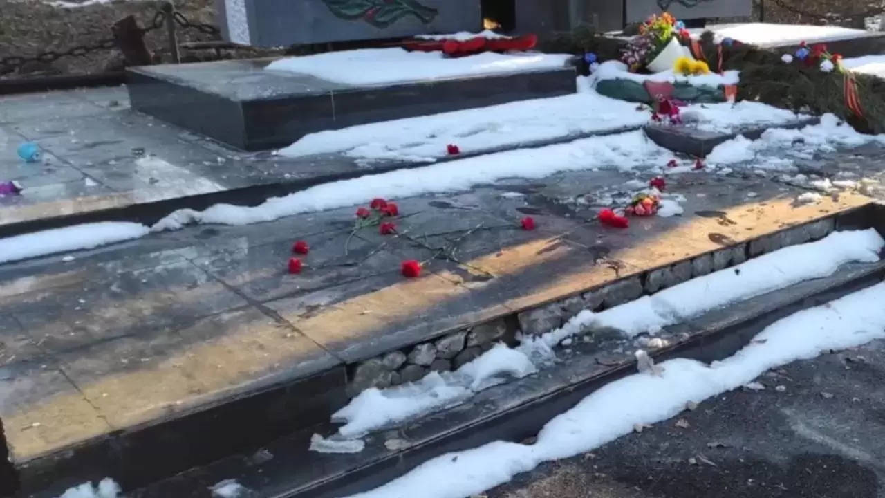 Злоумышленники разбили лампады и разбросали цветы у памятника воинам-афганцам