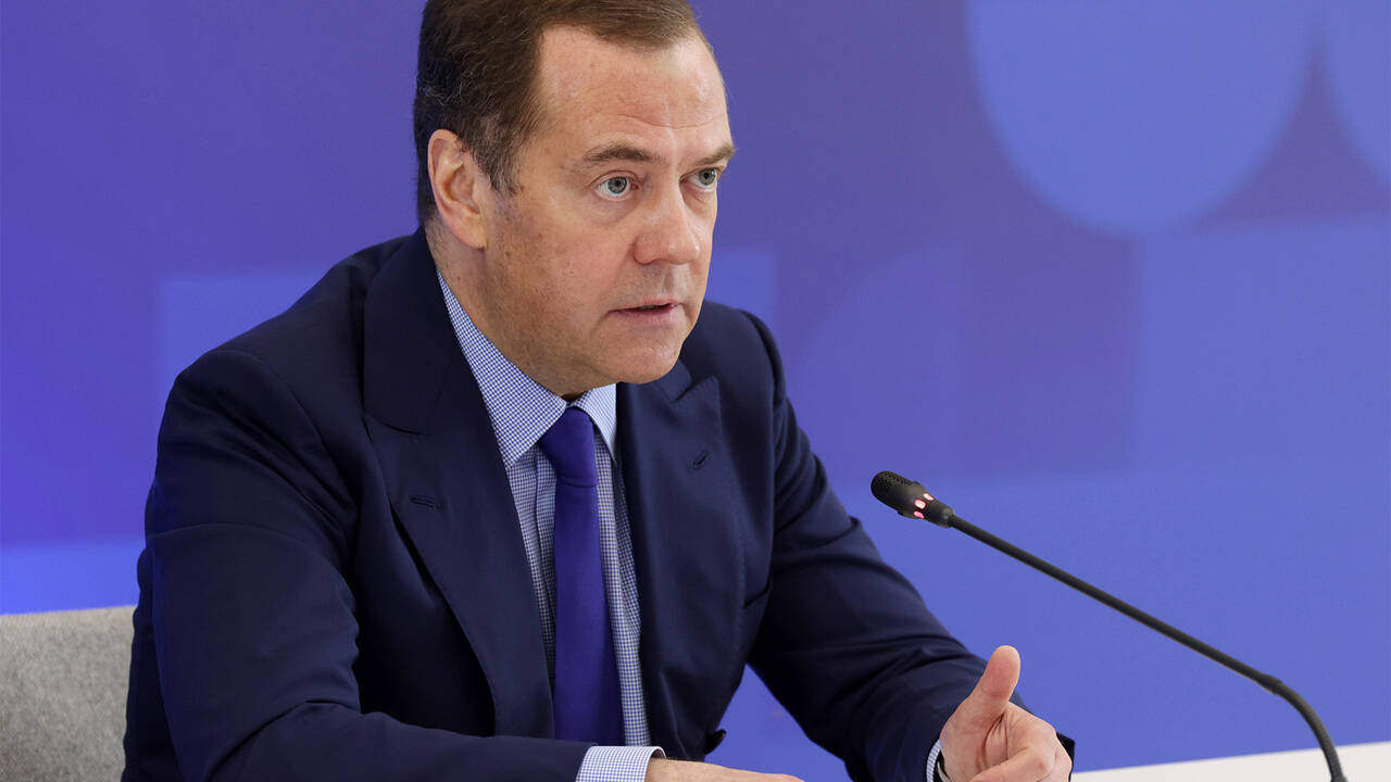 Медведев предупредил о десятилетиях санкций против России