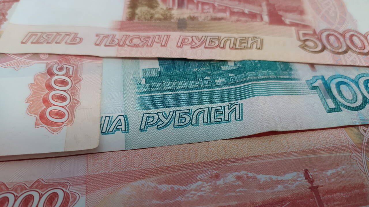 Российским чиновникам решили выдавать суточные рублями