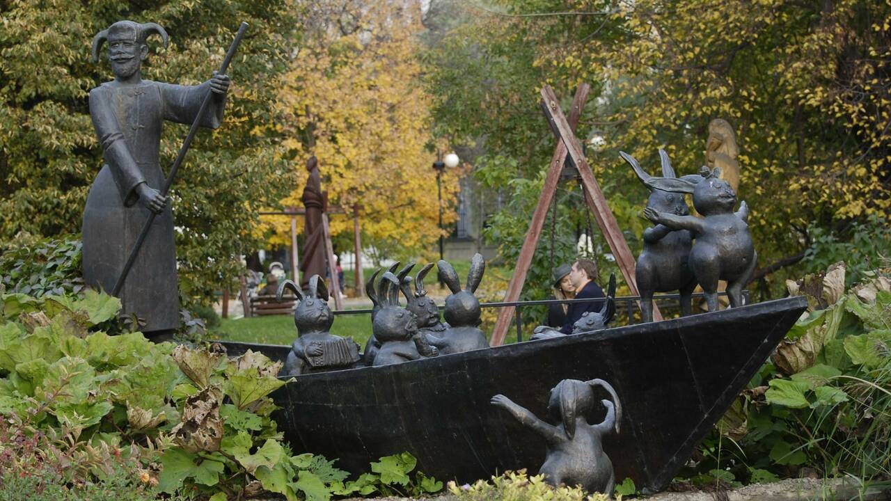 Дед Мазай и зайцы памятник в Санкт-Петербурге