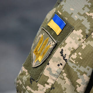 Кадыров показал снятые с украинских военных шевроны