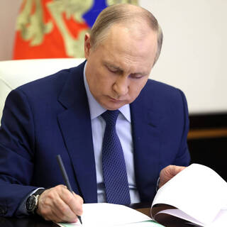 Путин дал поручение о досрочной пенсии для многодетных отцов