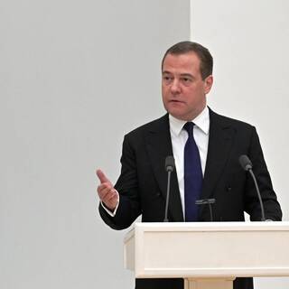 Медведев отреагировал на отставку Джонсона фразой «первый пошел»