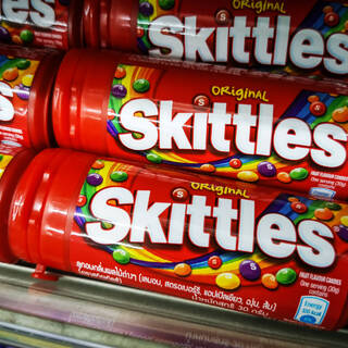 На производителя Skittles подали в суд из-за ядовитого красителя