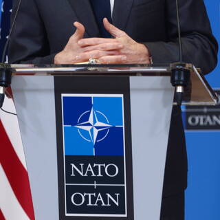 НАТО назвали дорогим и старомодным
