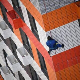 Москвичка на 12-м этаже перерезала трос промышленному альпинисту