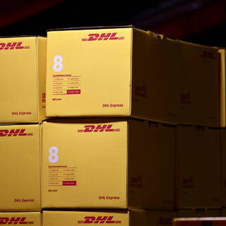 DHL прекратит доставку грузов и документов внутри России