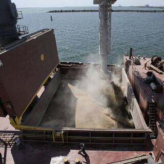 Порт Одессы покинуло первое судно с украинским зерном