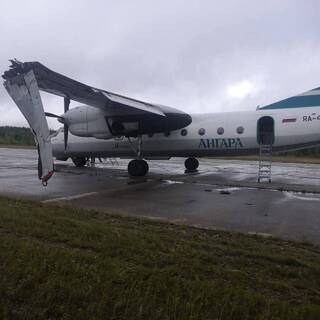 СКР начал проверку после аварийной посадки самолета с поврежденным крылом