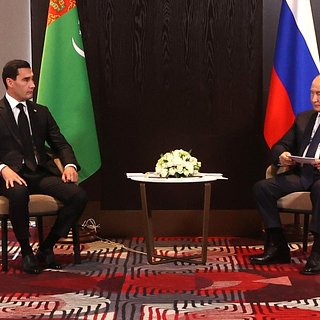 В поведении президента Туркмении на встрече с Путиным увидели ошибку