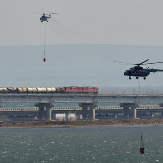 МЧС привлекло вертолеты Ми-8 для охлаждения цистерн после ЧП с Крымским мостом