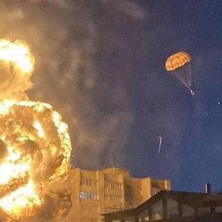 После падения самолета на жилой дом в Ейске в небе заметили парашют