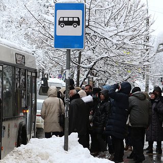 Российский водитель избил подростка за брошенный в автобус снежок