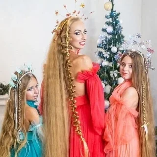 Украинка с двухметровыми волосами показала подражающих ей 10-летних дочерей