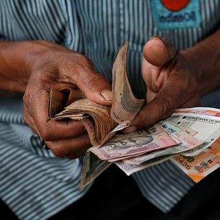 Россия и Индия провели первые сделки в рупиях