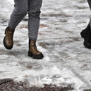 Россиянам рассказали о порядке возмещения ущерба после падения на льду