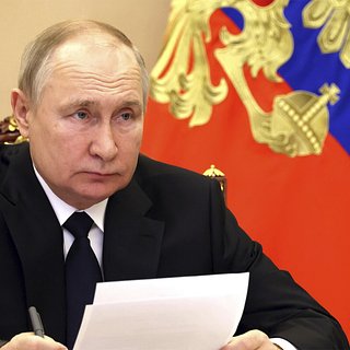 Путин поручил ускорить рост зарплат и снижение уровня бедности в России