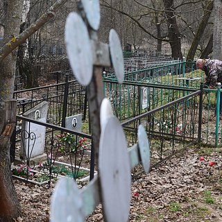На российском кладбище вандалы осквернили более 50 надгробий
