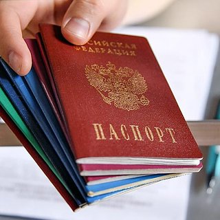 Мужчина потребовал лишить гражданства россиянку за снятие Z-символов в подъезде