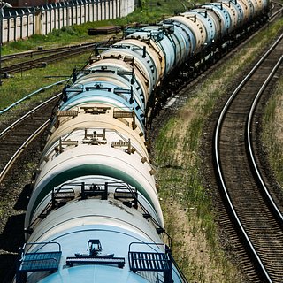 Сидевший на рельсах россиянин не заметил приближавшийся поезд и погиб