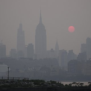 Небо Нью-Йорка заволокло плотным дымом