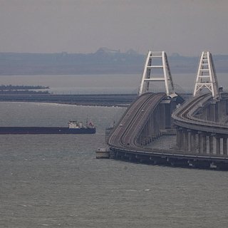 Движение по Крымскому мосту вновь временно приостановили