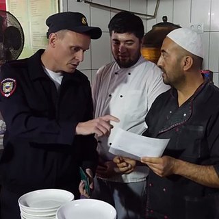 В российском городе мигрантам вручили повестки в военкомат на рынке