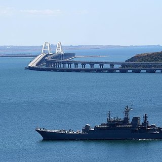Крымский мост защитили от атак катеров-камикадзе ВСУ баржами