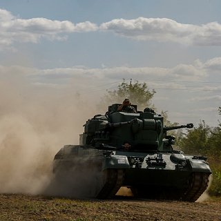 Украинских военных посадили на танки из музеев