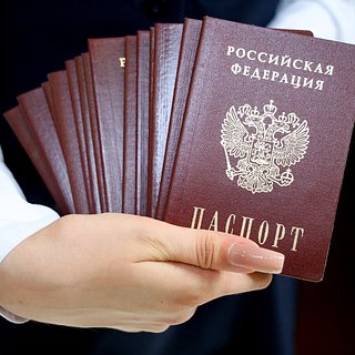 Европейский банк выставил копии паспортов россиян на виду у прохожих