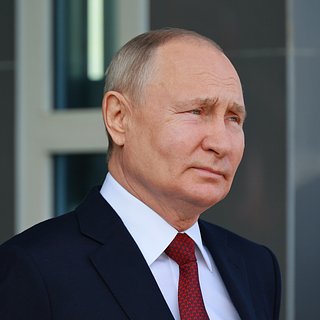 Путин встретился с создавшей спутник российской школьницей