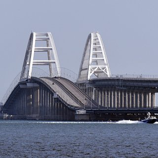 Над Крымским мостом подняли дымовую завесу