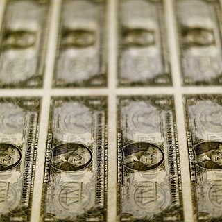 Назван срок стабилизации доллара до 90 рублей
