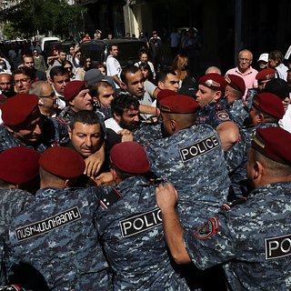 В Ереване протестующие подошли к зданию посольства России