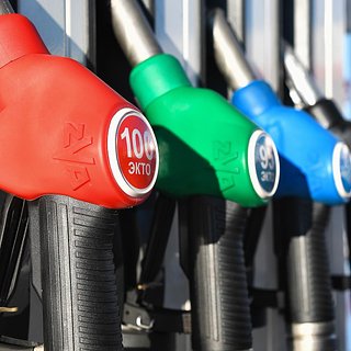 Отсутствие снижения цен на топливо в России объяснили