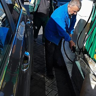 Цены на дизель и бензин в России упали