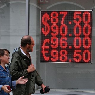 Россиянам пообещали резкое снижение курса доллара к концу осени