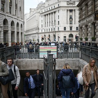 Пассажиры метро в Лондоне начали ездить стоя из-за клопов на сиденьях