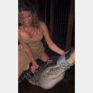 «Самая сексуальная ученая в мире» оседлала крупного аллигатора