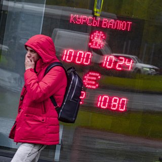Доля доллара в международных расчетах России снизилась в разы